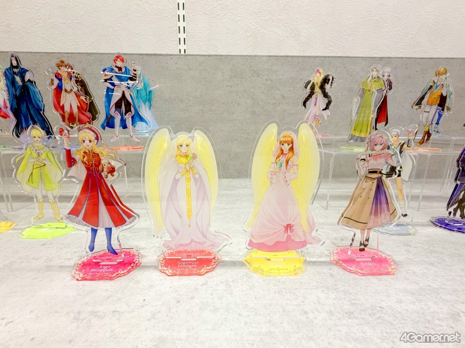 会場で販売されるグッズの展示