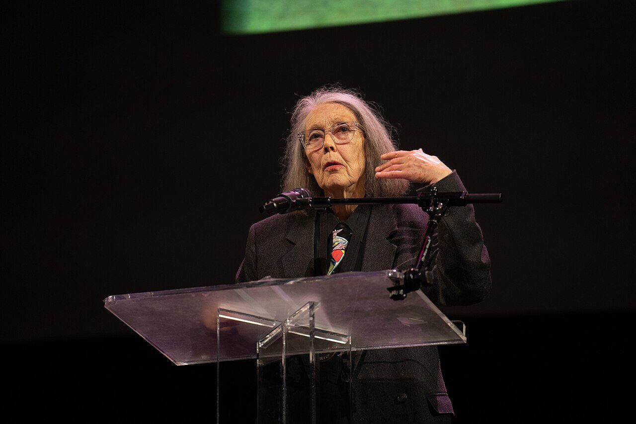 アン・カーソン氏が登壇して語る様子