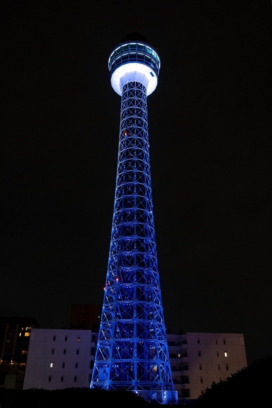 青色にライトアップされた横浜マリンタワー