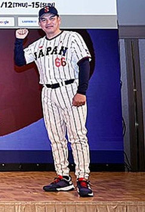 侍ジャパンのユニフォーム姿で出場選手の発表に臨む井口資仁監督