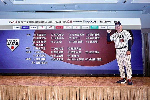出場選手発表の会場全景。大型ボードにAPBC2026のスポンサーと選手名が並ぶ