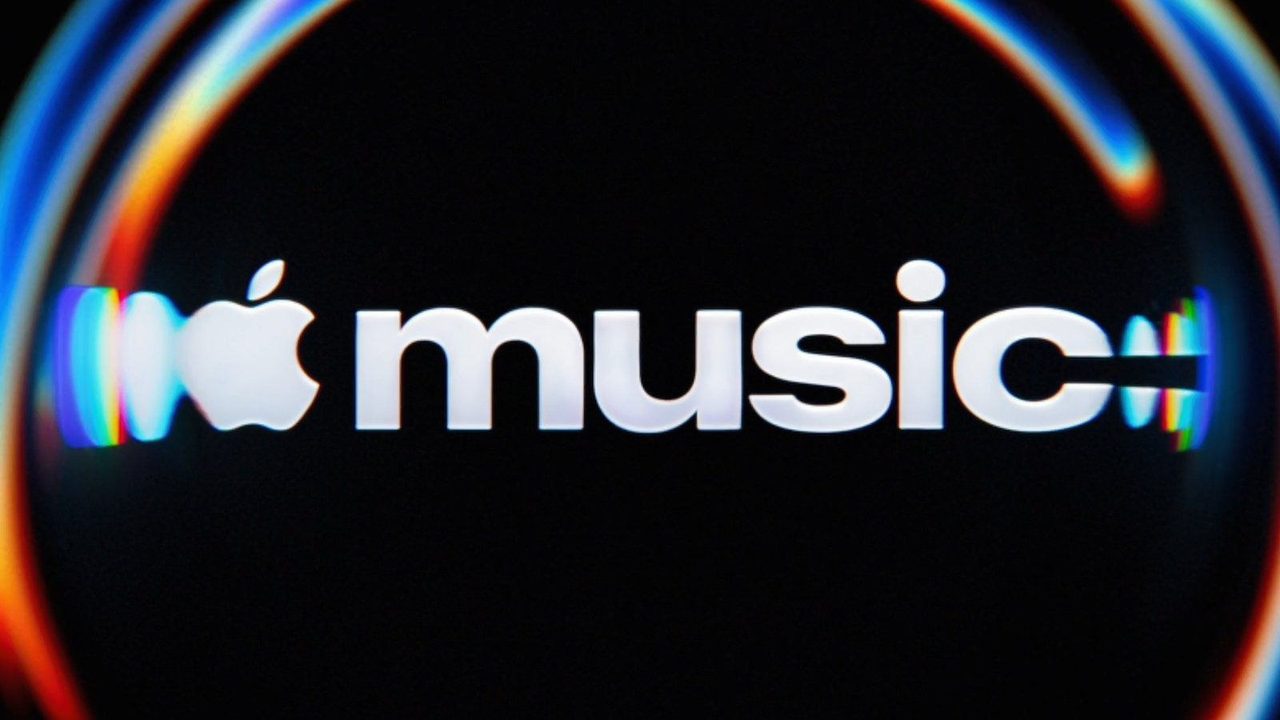 Apple Musicの新ロゴ 黒背景に白いmusicのワードマークとリンゴマーク