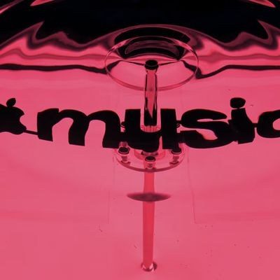 Apple Musicの旧ロゴが液体の波紋で揺れる制作映像のカット