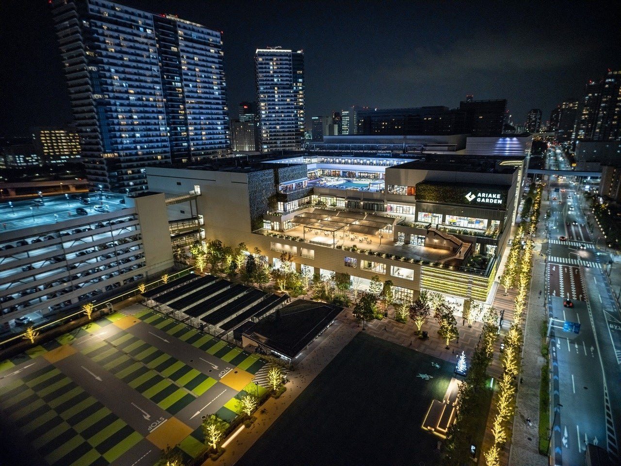 夜の有明ガーデンを高い位置から見た全景。高層マンションやモールの明かりが並ぶ