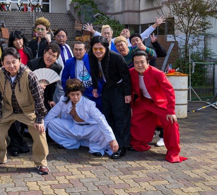 有吉の壁 アドリブヤンキードラマ 赤いスーツや青いジャケットなど壁芸人の集合カット