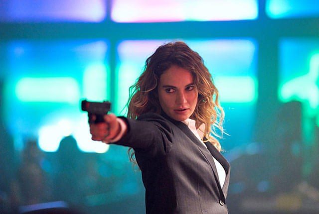 拳銃を構えるFBI捜査官グエン(リリー・ジェームズ)の場面写真 バッド・ルーテナント:トウキョウ