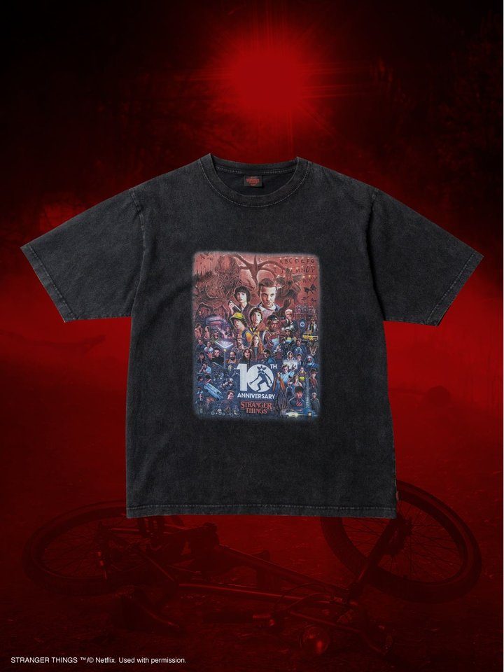 STRANGER THINGS 10th Graphic T-shirt 10周年記念アートのブラックTシャツ