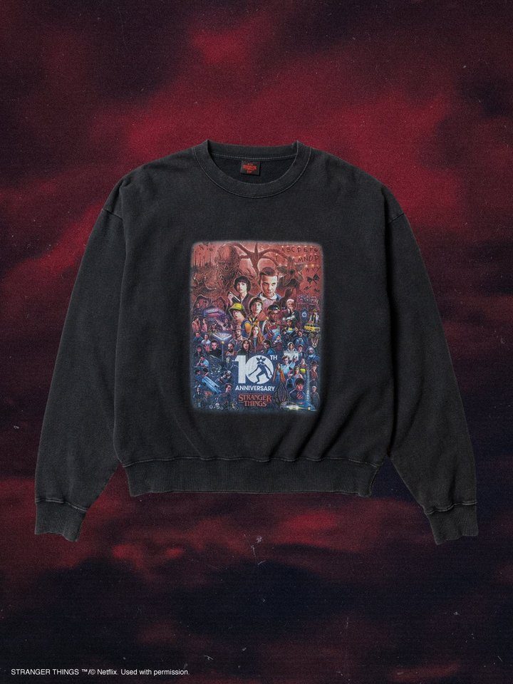 STRANGER THINGS 10th Anniversary Crewneck Sweatshirt ブラック