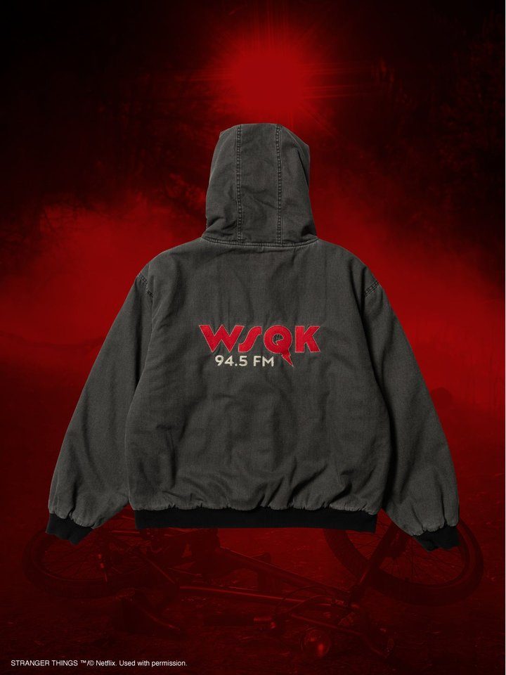STRANGER THINGS WSQK Jacket バックのロゴ