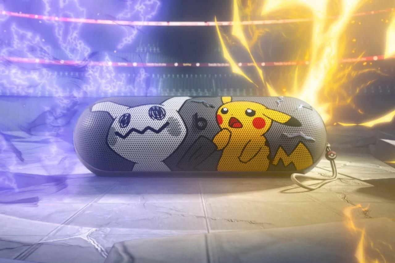 Beats Pillポケモン特別版のキービジュアル、ピカチュウの電撃とミミッキュの紫の光に挟まれたスピーカー