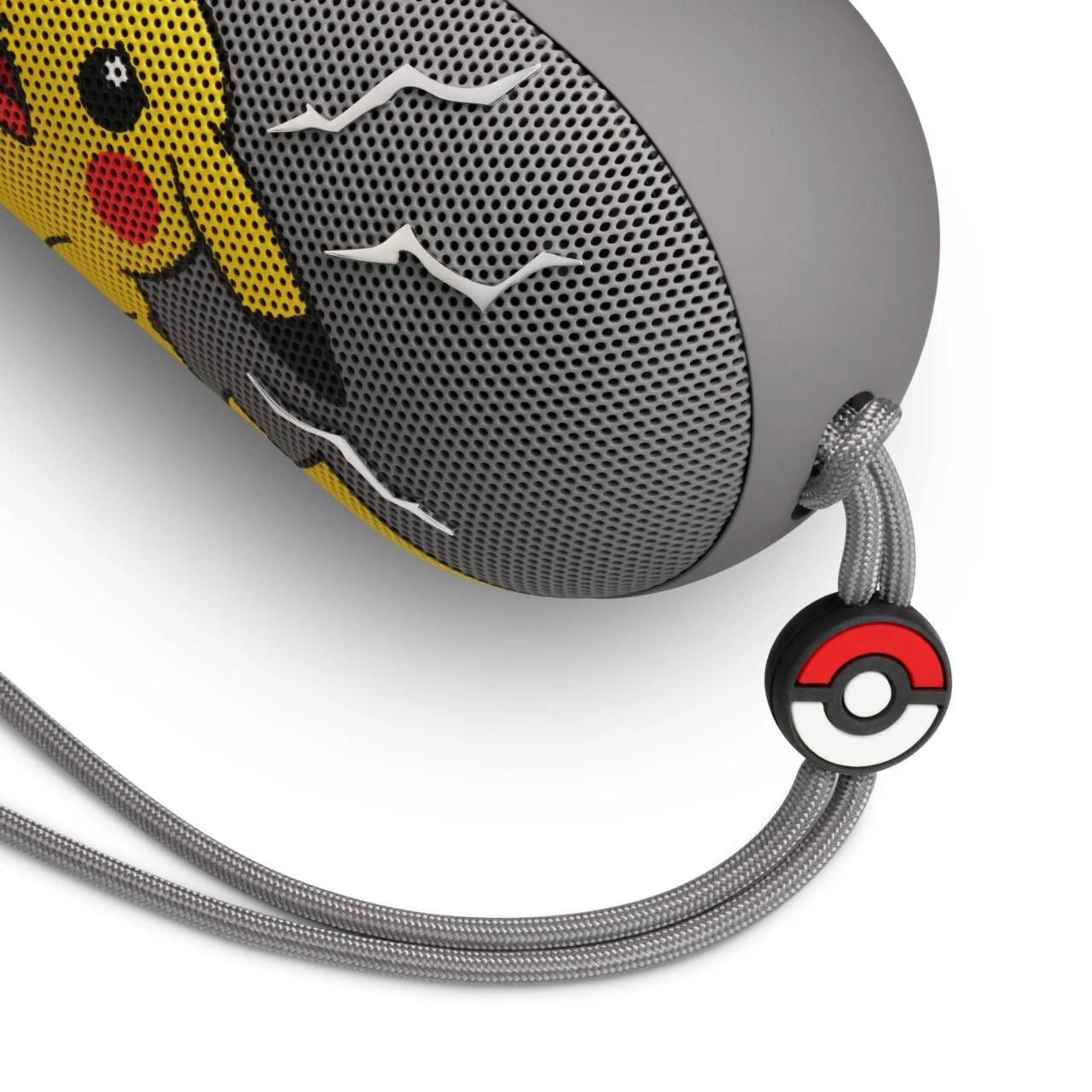 Beats Pillポケモン特別版のストラップに付いたモンスターボール型チャームの接写