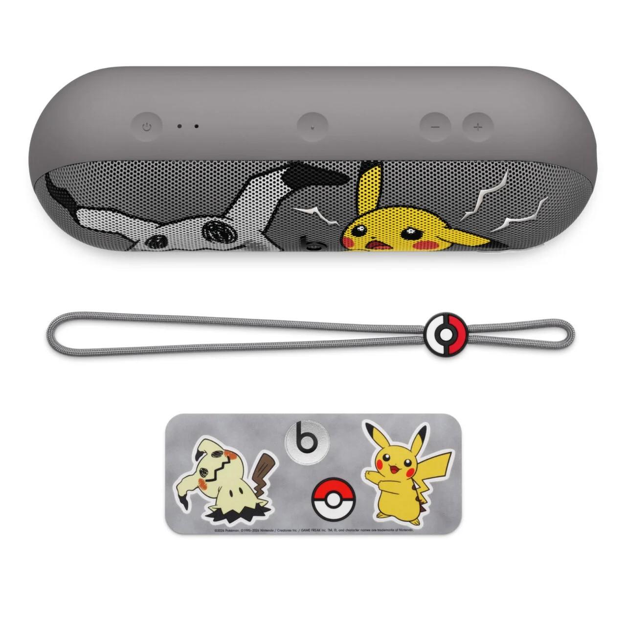 Beats Pillポケモン特別版を上から見た図と、ストラップ、ステッカーシートの付属品一式