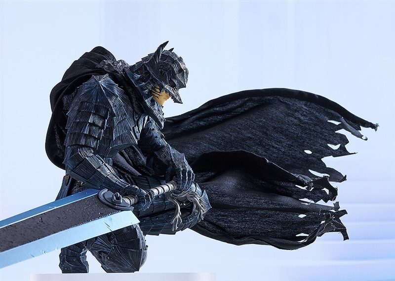 大剣ドラゴンころしを構える狂戦士の甲冑姿のガッツのフィギュア