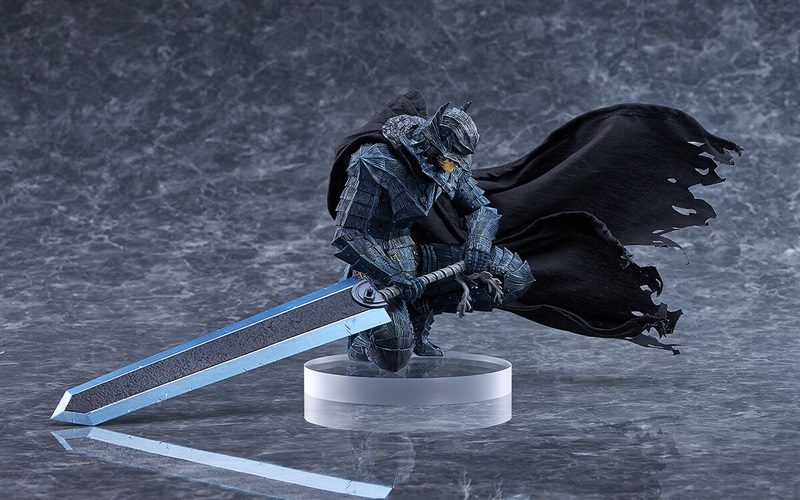 透明な台座に載った狂戦士の甲冑のガッツのフィギュアを斜めから撮影