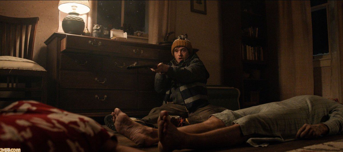 映画バイオハザード 民家で銃を構えるブライアン