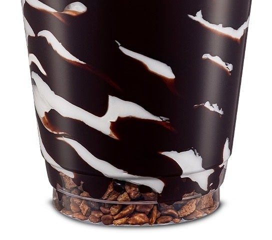 カップ下部のチョコレートソースとソフトクリームの層
