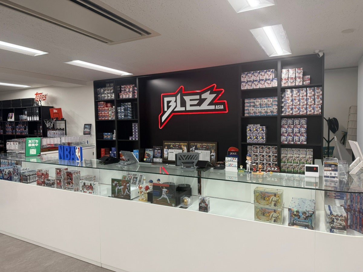 BLEZASIA池袋店のカウンターとカード棚