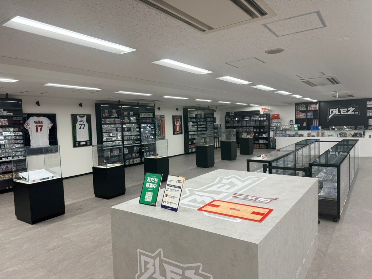 店内に飾られた大谷翔平選手のユニフォームとカードケース