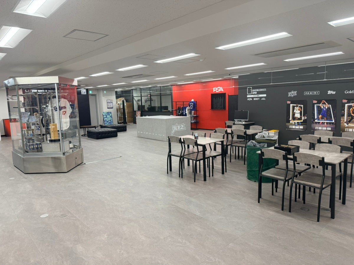 BLEZASIA池袋店の店内フロアと展示ケース