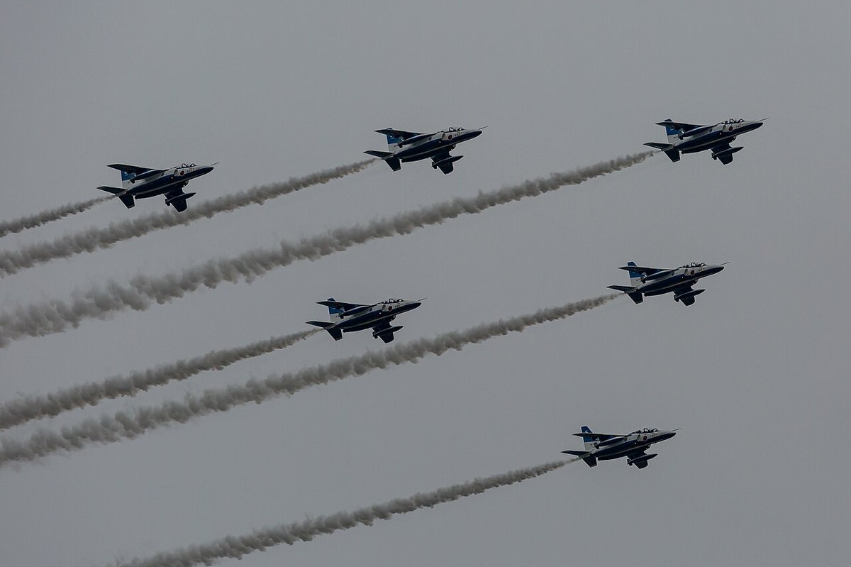 ブルーインパルスのT-4が6機でスモークを引いて飛ぶ編隊飛行の写真
