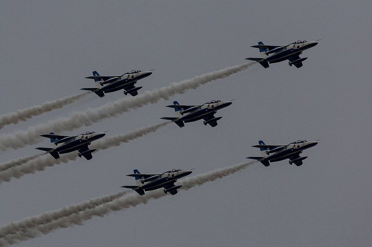 ブルーインパルスのT-4が編隊でスモークを引いて飛ぶ写真