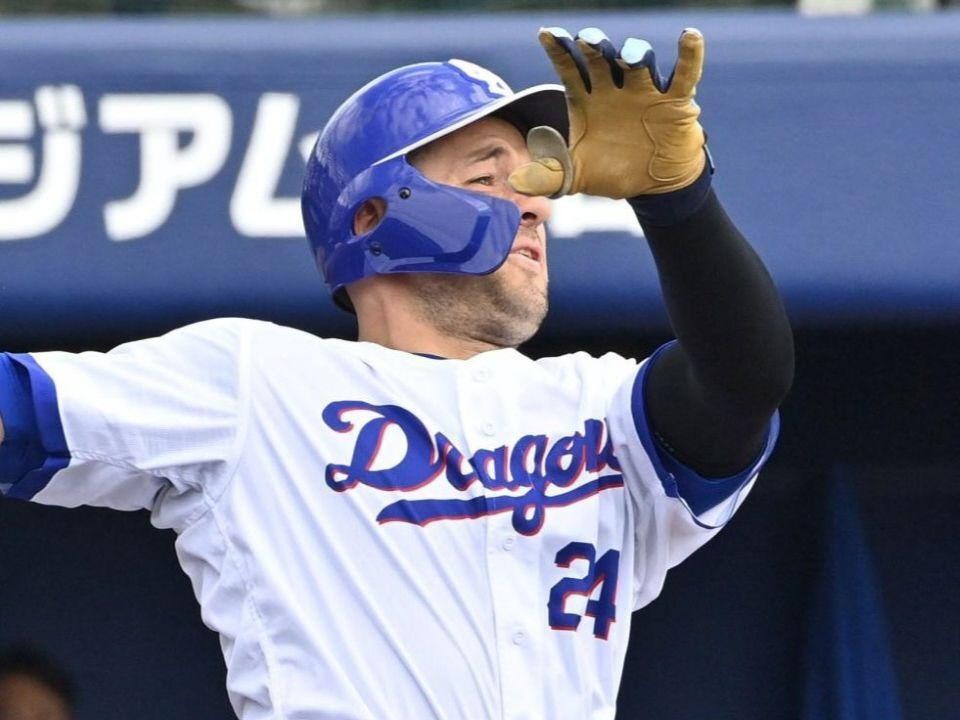 打席で本塁打の行方を追う中日のボスラー外野手