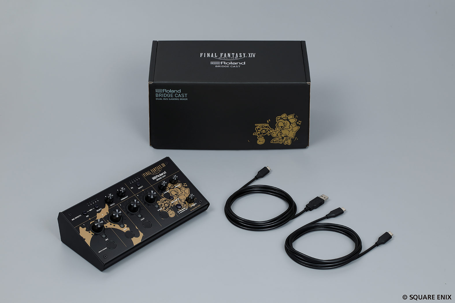 FF14 Edition本体と専用ボックス、同梱USBケーブル2本