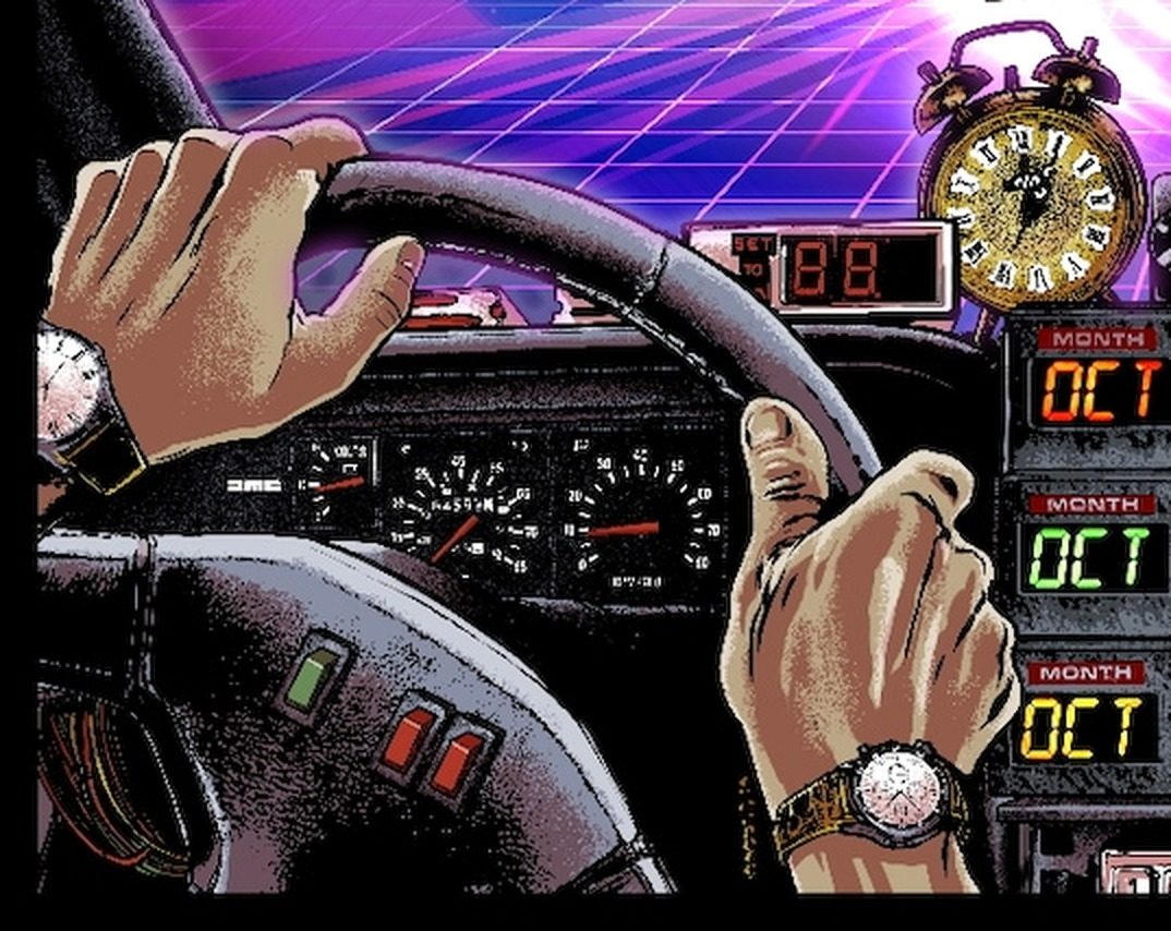 キービジュアル左側のハンドルを握る手とダッシュボード。デロリアンの車内を思わせる構図