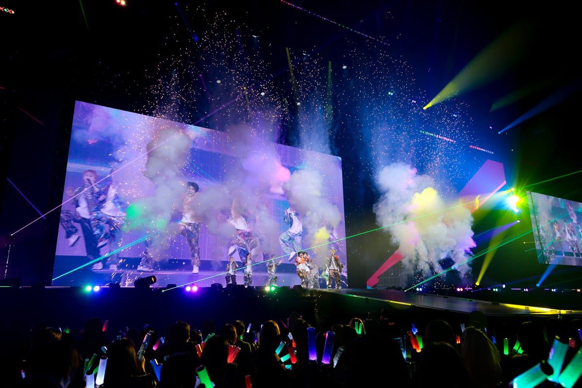 超特急のアリーナツアーのライブシーン。スクリーンと紙吹雪の演出