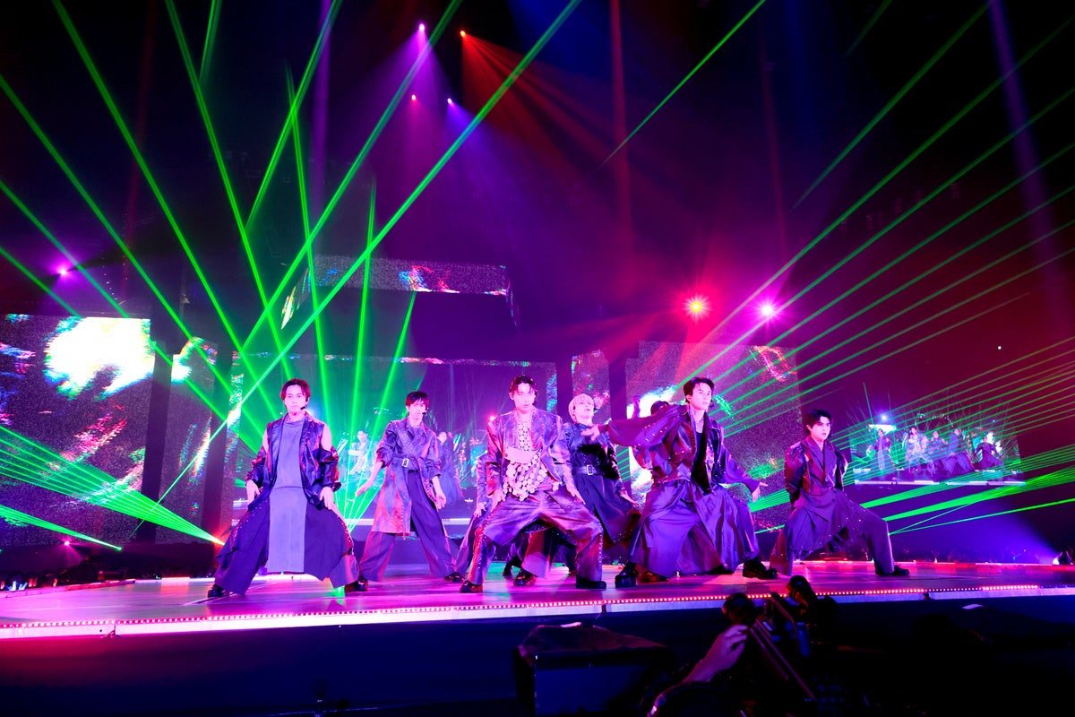 超特急のアリーナツアーのライブシーン。緑のレーザー演出