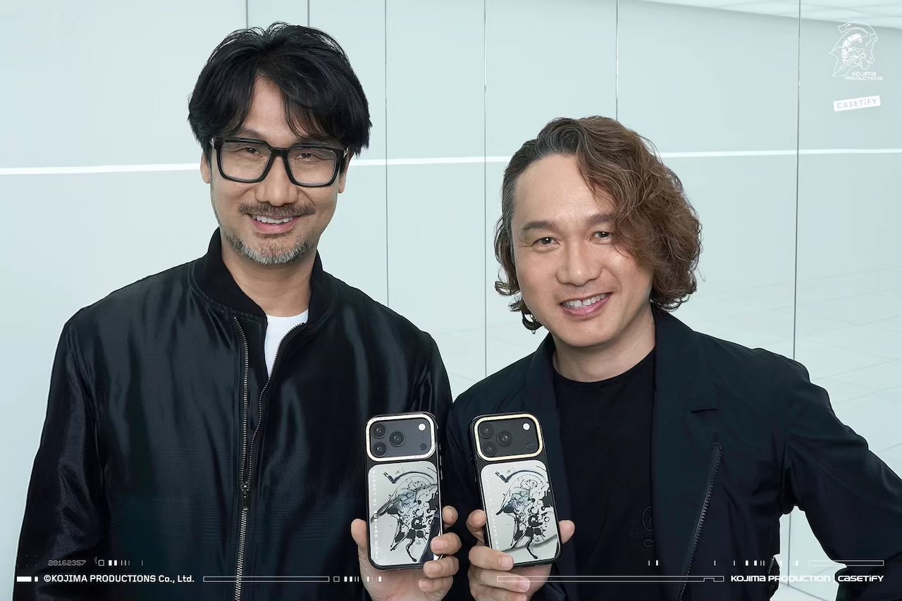 小島秀夫氏と新川洋司氏がコラボのスマホケースを手に持つ様子