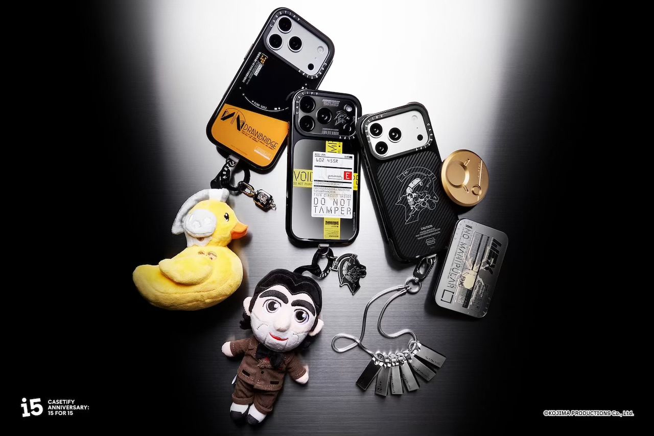 コジマプロダクション x CASETiFYのスマホケース、ドールマンとアヒルーデンスのぬいぐるみ、グリップスタンド
