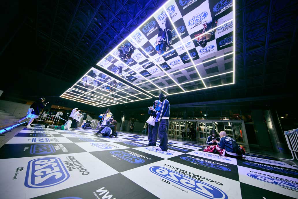 COUNTDOWN JAPAN 25/26 会場のLEDフロアとスポンサーロゴ