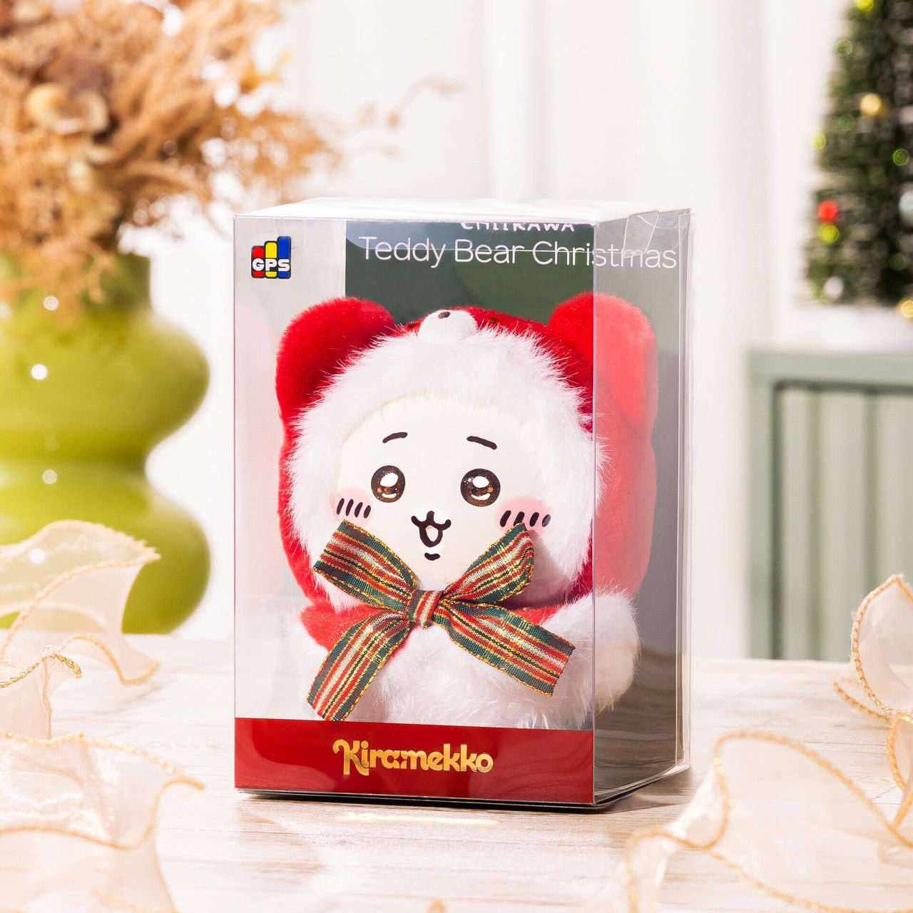 Kiramekko Teddy Bear Christmasのパッケージ入り。ちいかわのぬいぐるみと赤いリボン