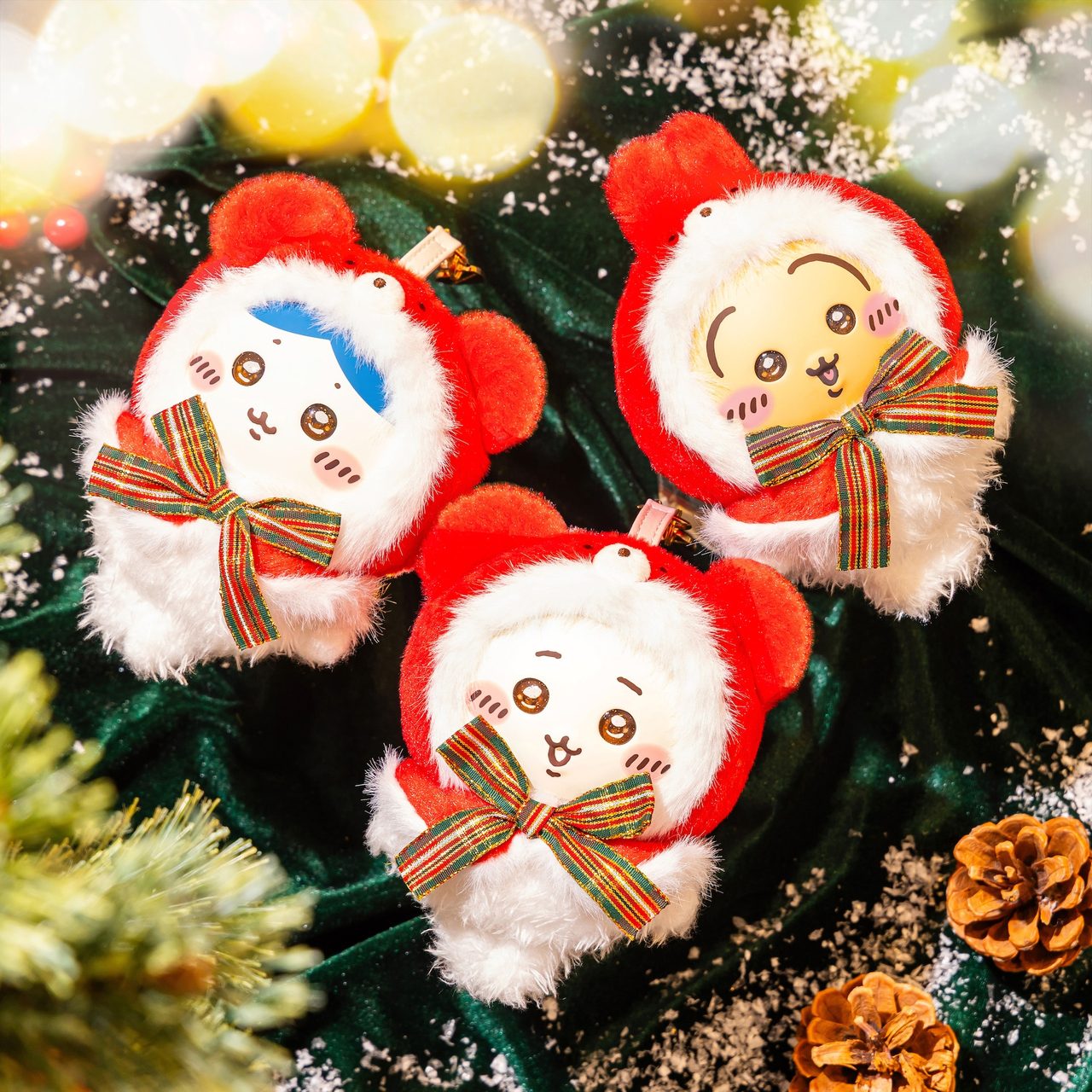 クリスマスツリーの飾りのように置かれたKiramekko Teddy Bear Christmasの3種