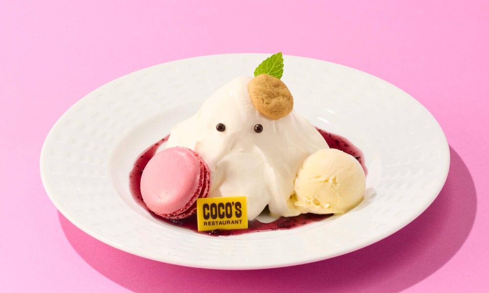 ココス ハロウィンおばけーき おばけに見立てたふわとろホイップにチョコの目 皿にはマカロンとアイスが添えられている