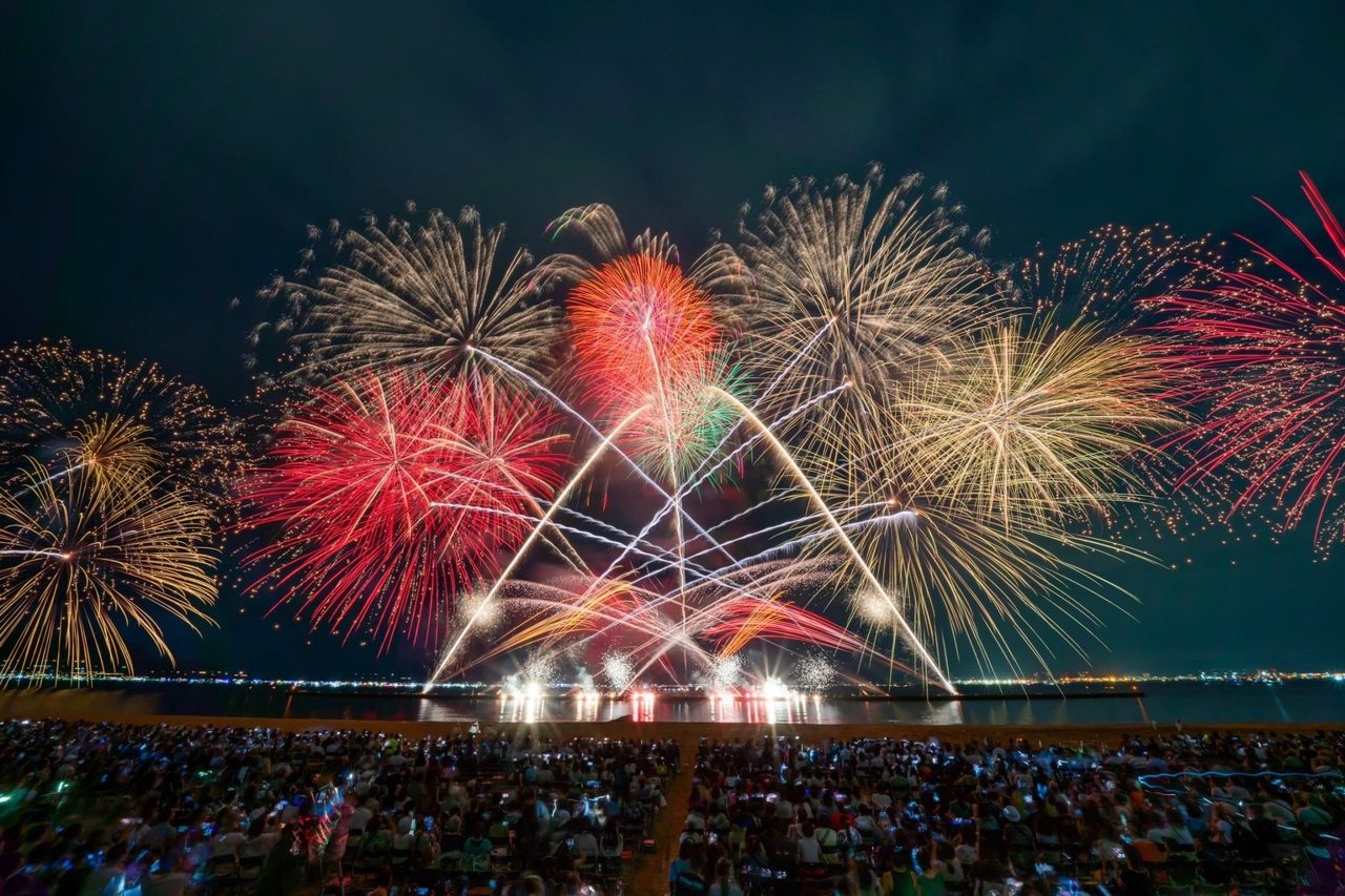 芸術花火シリーズの過去公演で観客席の上に広がる大型の花火