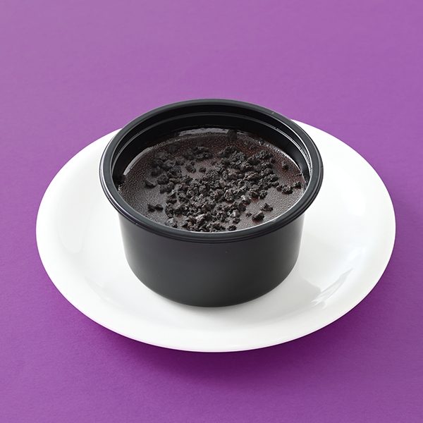 ファミリーマート デビルズチョコケーキ ココアビスケットをのせた黒いチョコケーキの商品写真