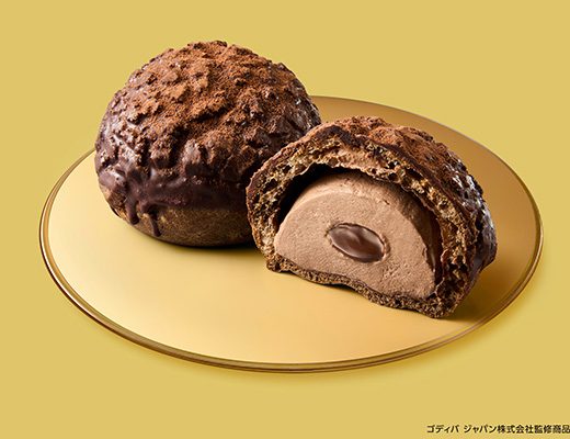 ローソン Uchi Café×ゴディバ ショコラクッキーシュー 割った断面とチョコ生地の商品写真