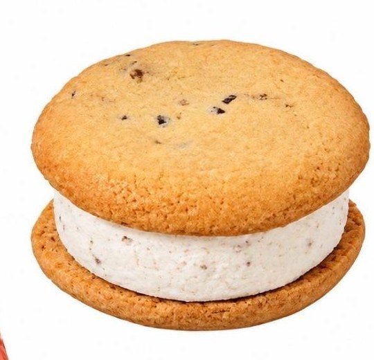 カントリーマアムアイスサンドの断面 バニラアイスにクッキーのかけらが入っている