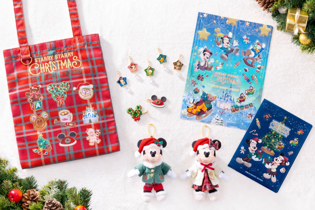 ディズニー・クリスマス2026のバッグやピンバッジなどのクリスマスグッズ