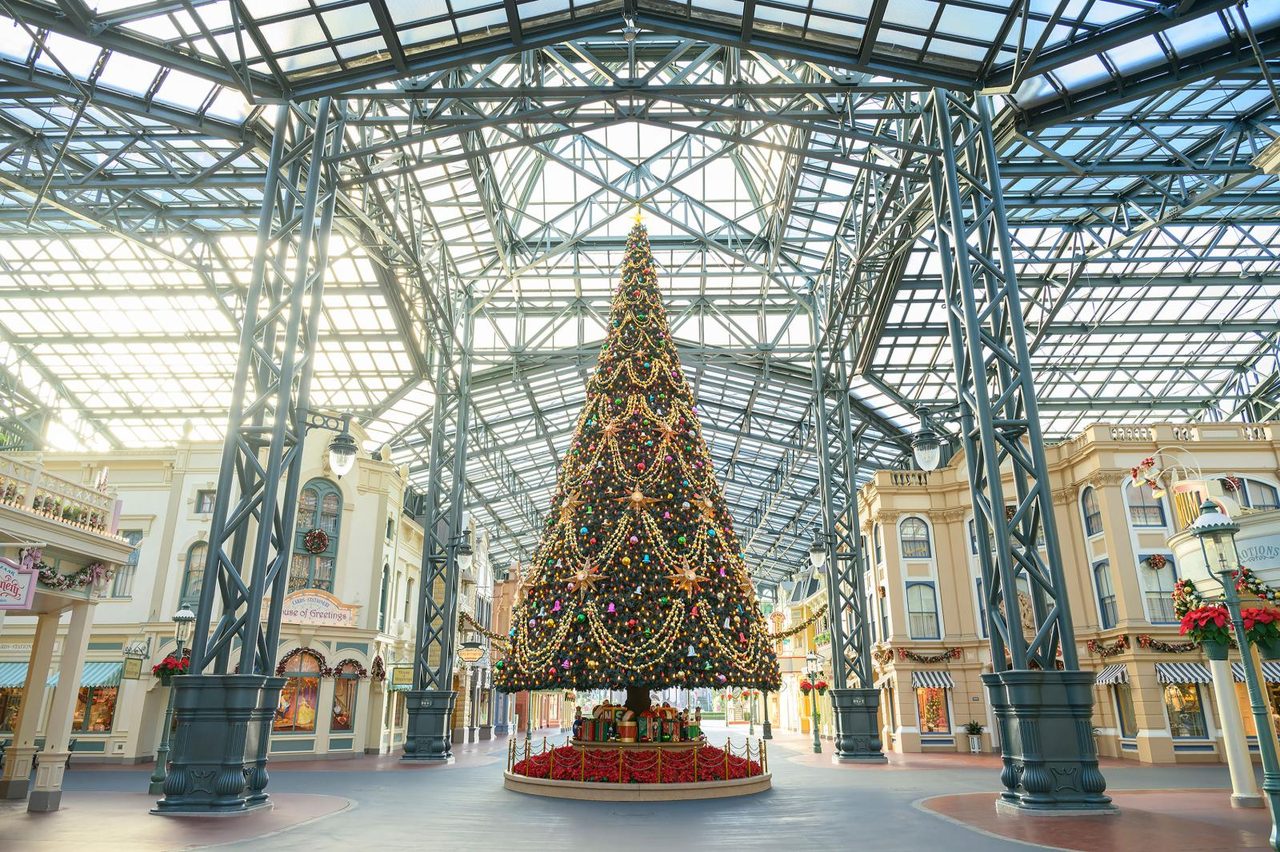 ディズニーホテルのロビーに飾られたクリスマスツリー