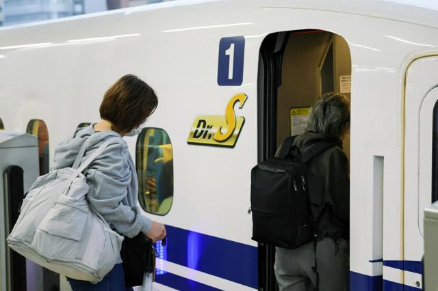名古屋駅で乗客が乗り込む1号車のドア横にDr.Sのロゴが付いたドクターS