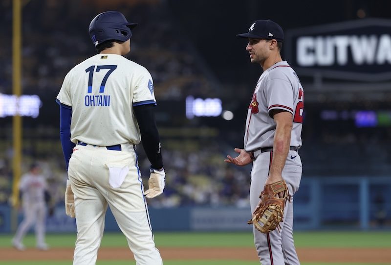 大谷翔平とブレーブスの一塁手が言葉を交わす場面