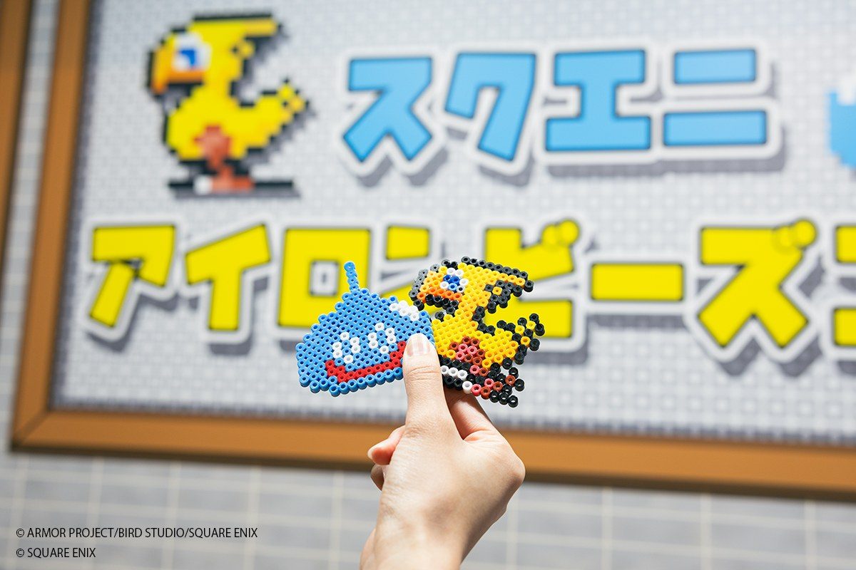 スクエニアイロンビーズ工房の会場イメージ(スライムとチョコボのドット絵)