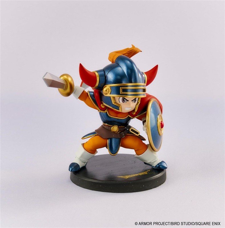 ドラゴンクエスト ミニチュアフィギュアコレクション 全6種のうち1体目:赤と青の兜をかぶり、剣と盾を構える勇者風のミニチュアフィギュア