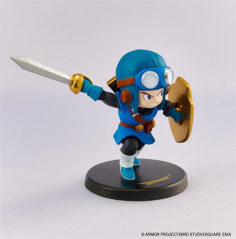 ドラゴンクエスト ミニチュアフィギュアコレクション 全6種のうち3体目:青い装備で剣と盾を構えたミニチュアフィギュア