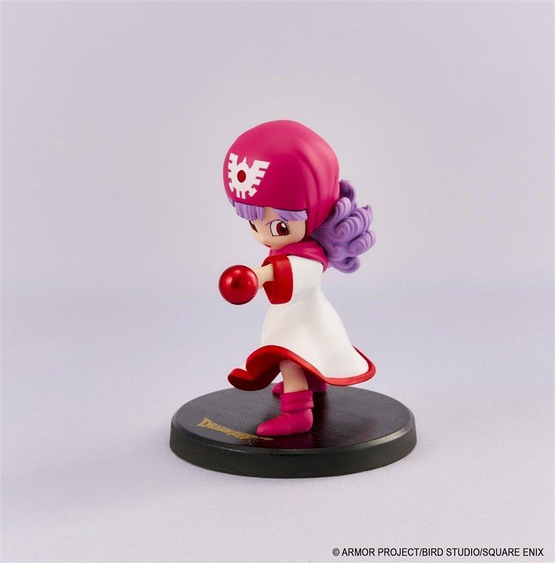 ドラゴンクエスト ミニチュアフィギュアコレクション 全6種のうち4体目:ピンクのフードに白いローブで杖を持つミニチュアフィギュア