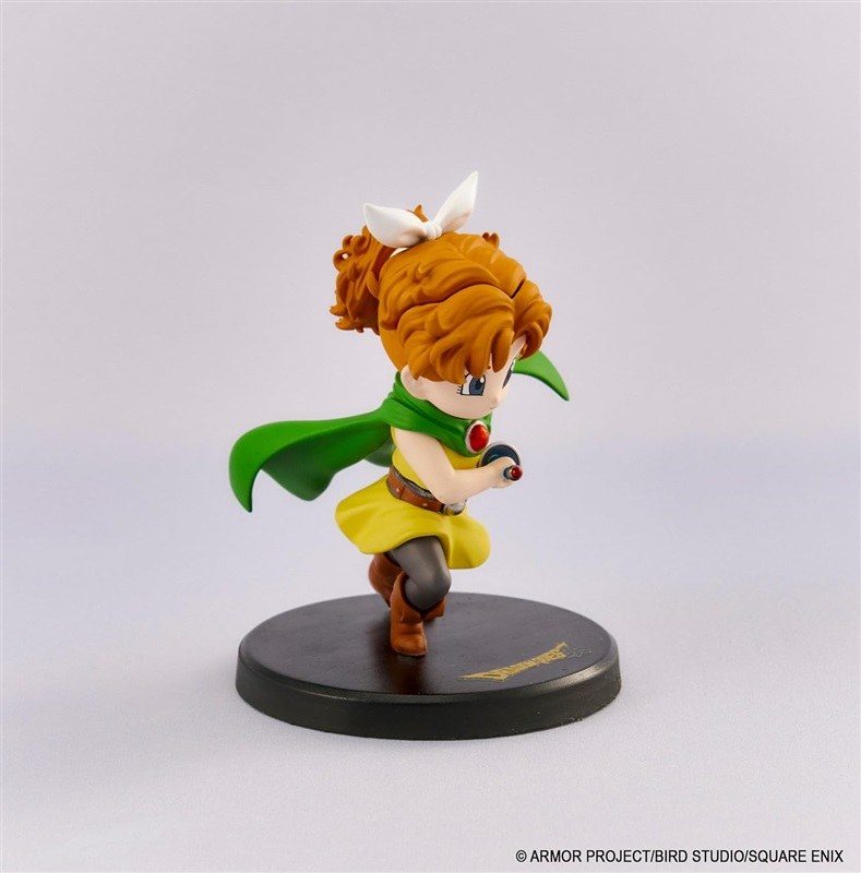 ドラゴンクエスト ミニチュアフィギュアコレクション 全6種のうち6体目:白いリボンに緑のマントをつけたオレンジ髪のミニチュアフィギュア