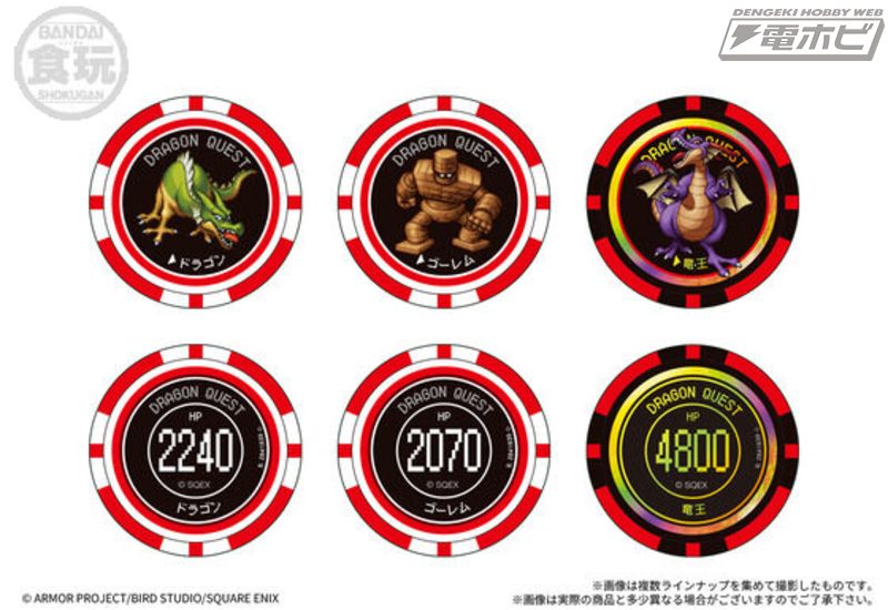 ホロ仕様のレアを含む赤いプレイコインの表面と裏面